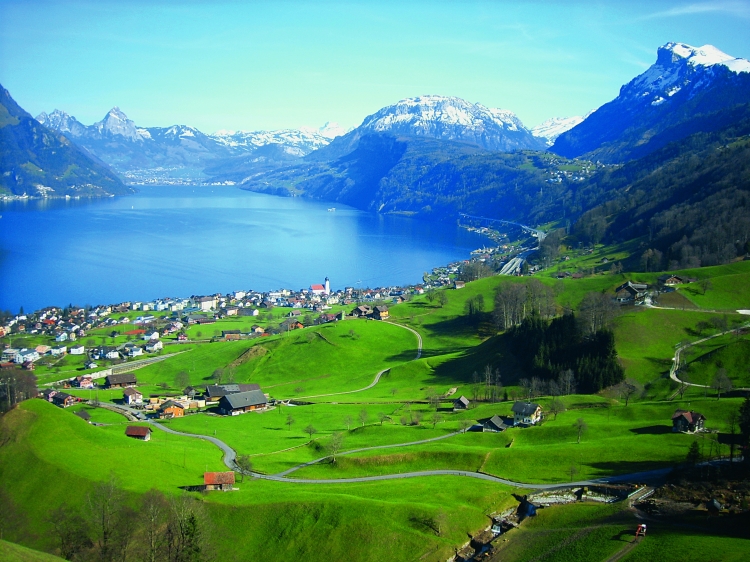 Idyllische Landschaft um Beckenried, zwischen See und Bergen. Am Vierwaldstättersee.