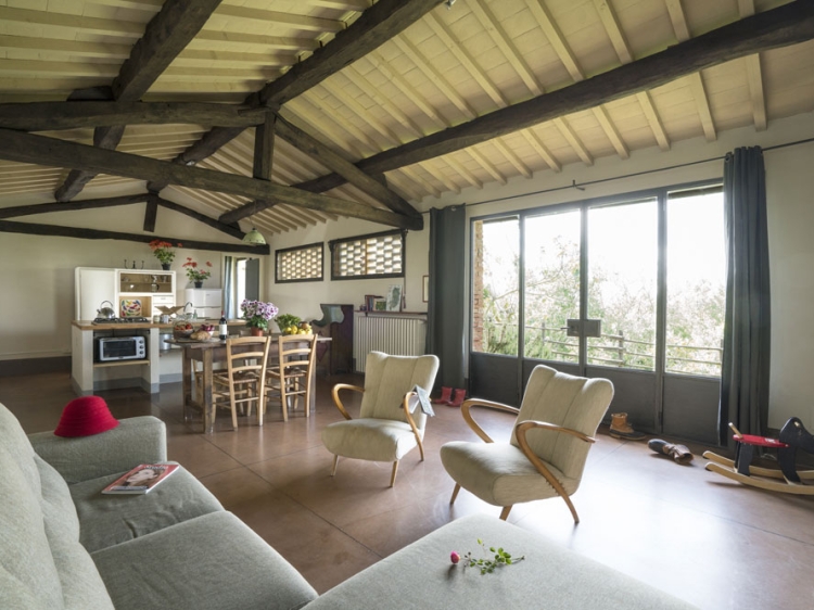 Space, light, traditional ceilings and remodeled old furniture. Funky style for Brentina Ovile.