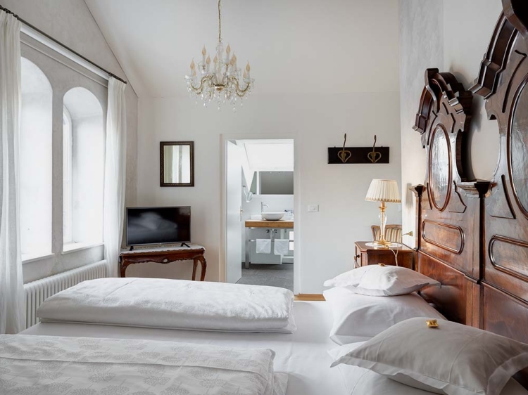 Doppelzimmer mit Logo Das Villa Bergmann Suites Hotel Apartment bietet Unterkünfte in einer historischen Villa in Meran.