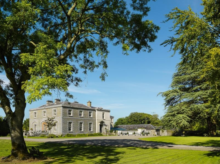 Traditionelles und schönes Tankardstownhouse in Slane, Irland.