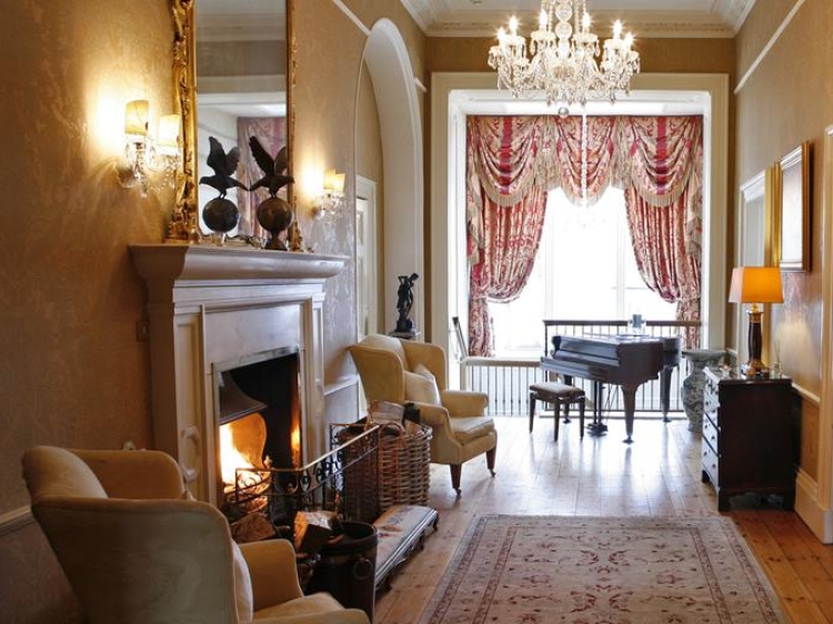 Traditionelles und schönes Tankardstownhouse in Slane, Irland.
