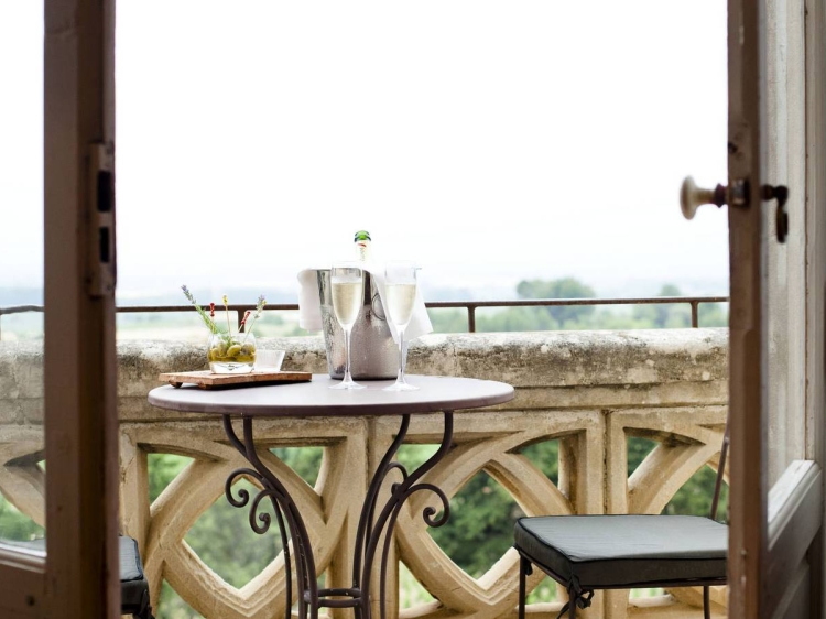 Château Les Carrasses ist ein Boutique-Luxusresort mit Zimmern und Apartments zur Miete in Quarante, Okzitanien – stilvoll, privat und mit Selbstverpflegung.