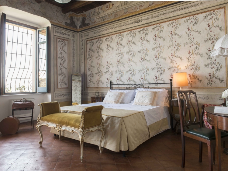 Exclusive room with old frescoes, king size bed, a window and a sea view balcony. The bathroom is decorated with Vietri ceramics and features a walk-in shower fitted with body jets and wide tiled seats.