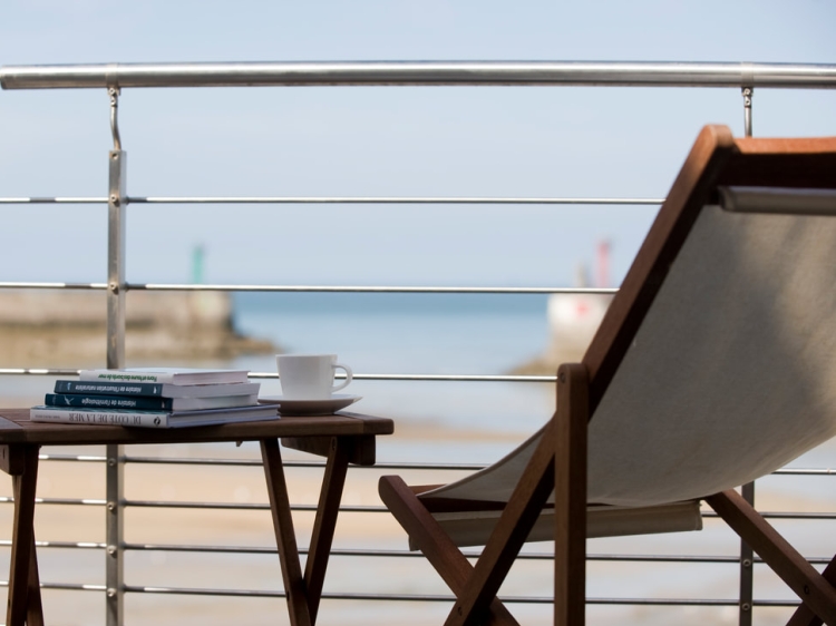 La MAISON SUR LE QUAI Kleines Fischerhaus, das Authentizität mit modernem Flair verbindet – mit einer außergewöhnlichen Terrasse mit Meerblick.