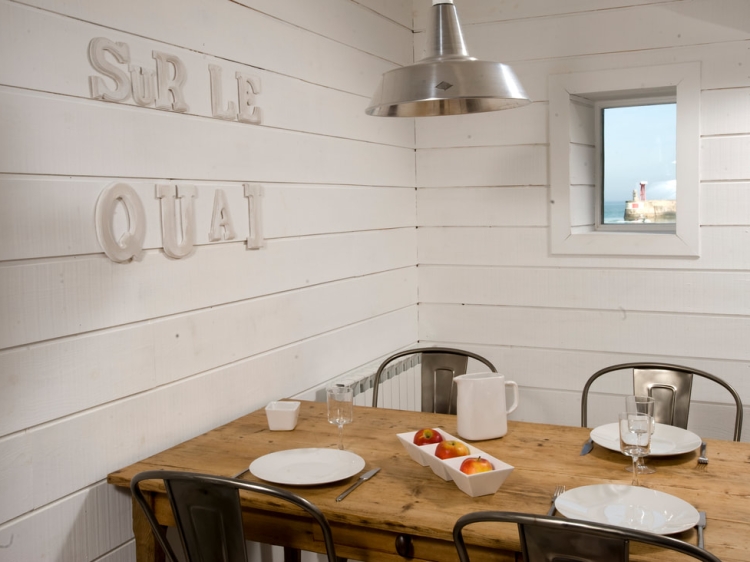 La MAISON SUR LE QUAI Kleines Fischerhaus, das Authentizität mit modernem Flair verbindet – mit einer außergewöhnlichen Terrasse mit Meerblick.