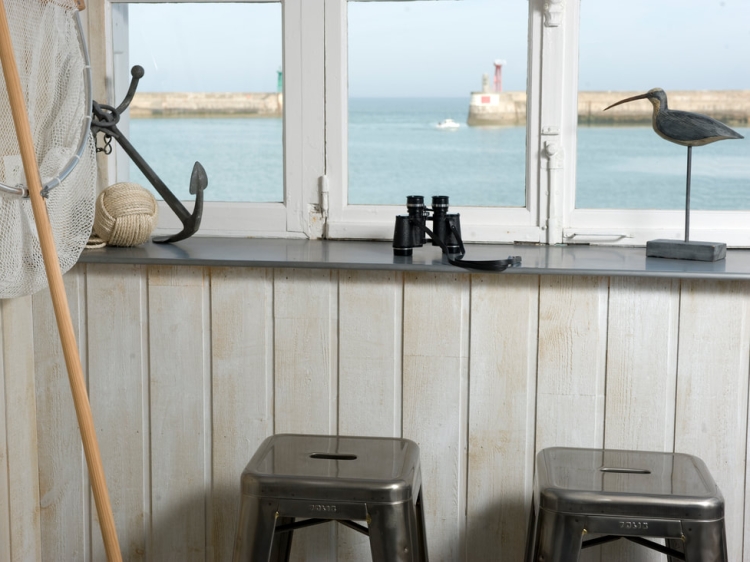La MAISON SUR LE QUAI Kleines Fischerhaus, das Authentizität mit modernem Flair verbindet – mit einer außergewöhnlichen Terrasse mit Meerblick.