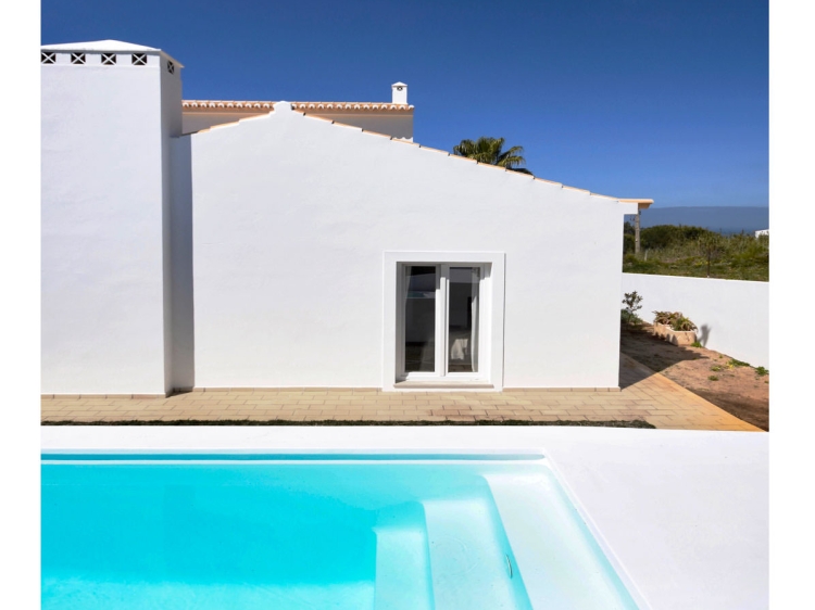 Staying at Villa Elisa Aljezur Algarve pool authentizität sonne 
