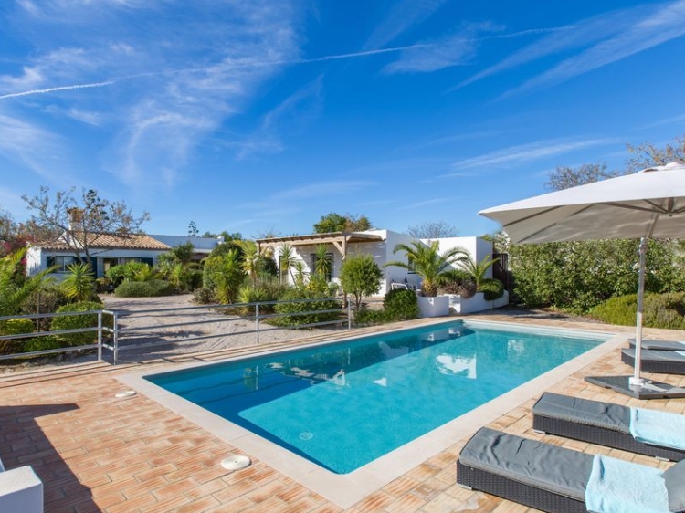 Wohnen im Casa Caranguejo Loulé Algarve Portugal pool sonnenliegen entspannung schwimmen 