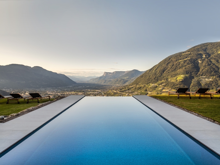 Wohnen im  Arua Private Spa Villas Tirolo Meran aussicht infinity pool berge 