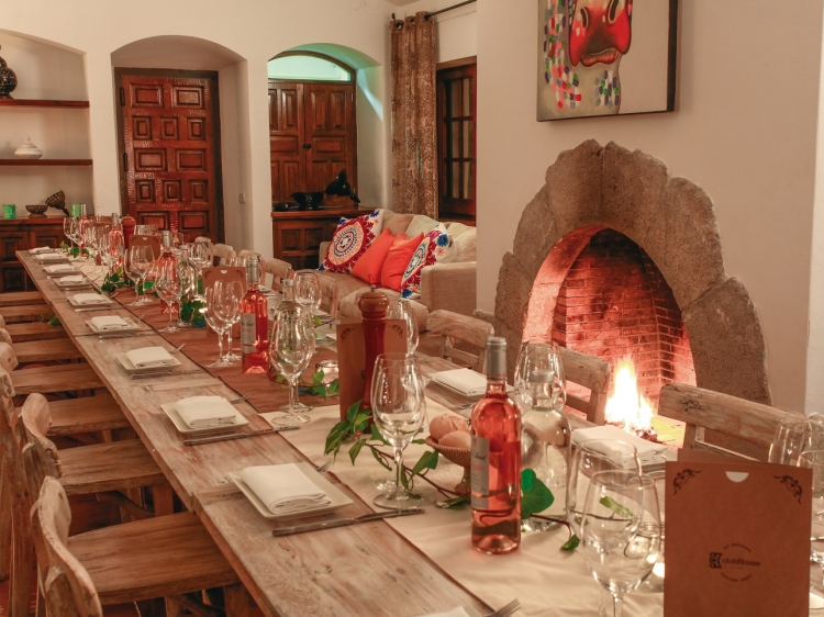 Wohnen im / Verweilen im Clubhouse 27 Masia Pairal Sitges Spanien boutique hotel  besonders luxuriös aussergewöhnlich trendig schick cool klein