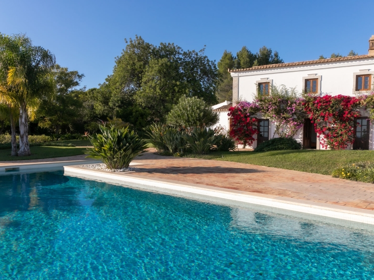 Wohnen im / Verweilen im Ferienhaus Quinta do Guine Algarve Portugal boutique hotel  besonders luxuriös aussergewöhnlich trendig schick cool klein