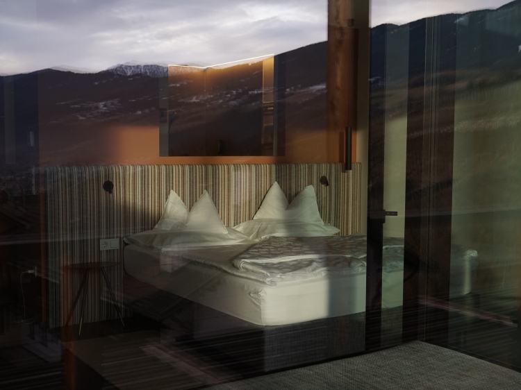 looking into the suite - enjoy the refelction of the surroundings