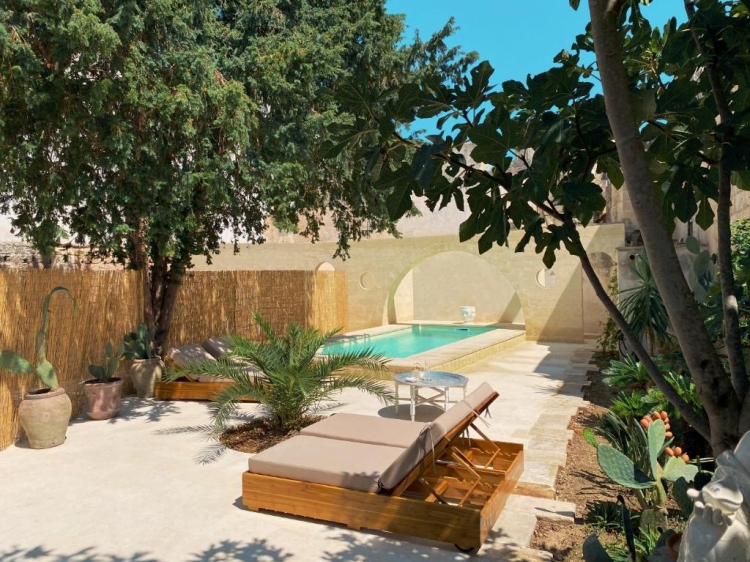 Palazzo Ambasciatore ist ein elegantes Ferienhaus in Apulien, ideal für Gruppen von bis zu 10 Personen. Mit fünf großzügigen Schlafzimmern verbindet diese Unterkunft den historischen Charme eines italienischen Palazzo mit modernem Komfort. Ein privater Pool und ein ruhiger Garten laden zum Entspannen unter der süditalienischen Sonne ein. Perfekt für Familien oder Freunde, die Privatsphäre, Stil und eine authentische Lage in der Nähe des Meeres und malerischer Dörfer suchen.