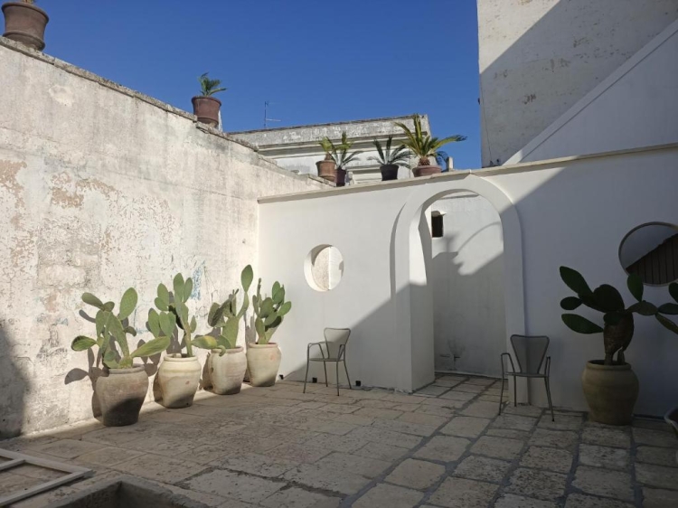 Palazzo Ambasciatore ist ein elegantes Ferienhaus in Apulien, ideal für Gruppen von bis zu 10 Personen. Mit fünf großzügigen Schlafzimmern verbindet diese Unterkunft den historischen Charme eines italienischen Palazzo mit modernem Komfort. Ein privater Pool und ein ruhiger Garten laden zum Entspannen unter der süditalienischen Sonne ein. Perfekt für Familien oder Freunde, die Privatsphäre, Stil und eine authentische Lage in der Nähe des Meeres und malerischer Dörfer suchen.
