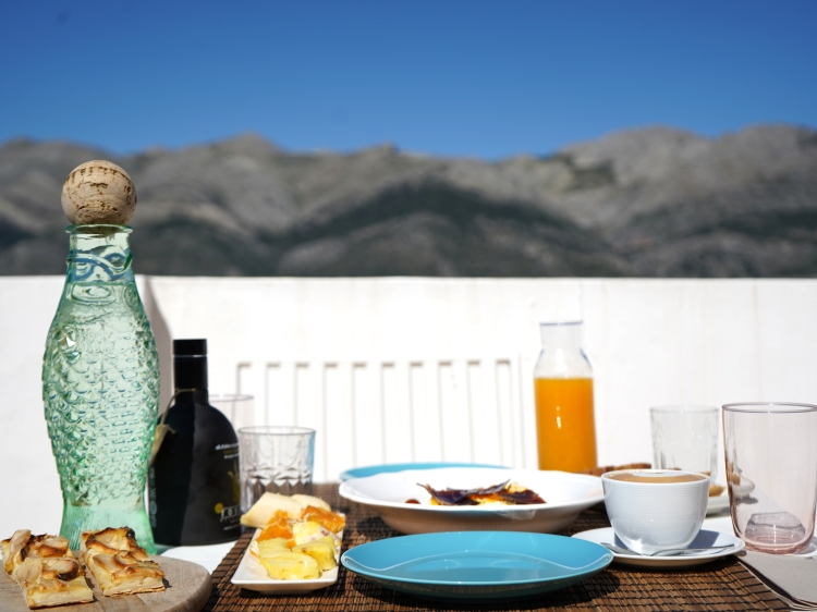 Frühstück auf der privaten Terrasse 