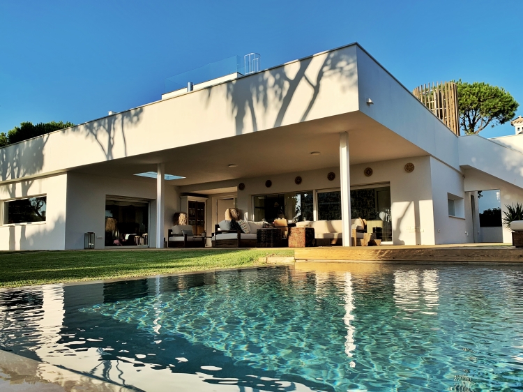 Pool und Haus Luz de Mar Conil Spanien Strandvilla