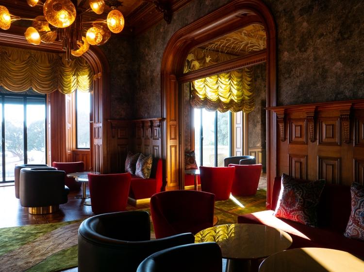 Lobby, Toilette, Boutique-Tagungsraum, großer Spiegel, Holzboden