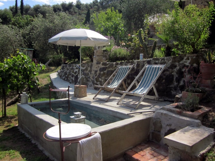 grosse Badewanne auf der Terasse vor dem Ferienhaus