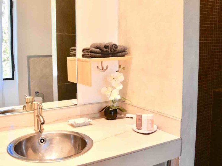 Badezimmer übergrosse italienische Dusche  maison des Cerisiers