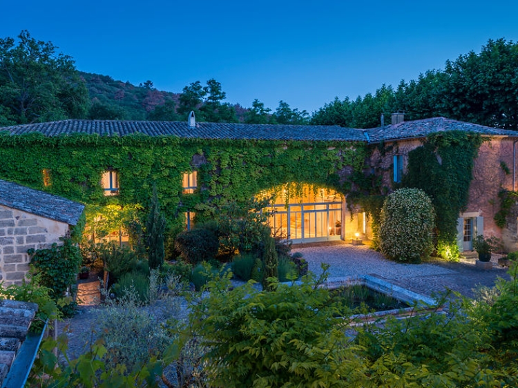 Mas des Saint-Victor-des-Oules hotel villa beste Languedoc Rosellón patio