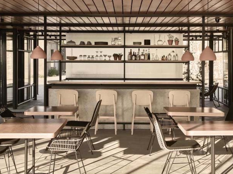 Hotel Style  Klassisch  Traditionell, rustikal  Zeitgenössisch, Design  Kurart, Ferienort  Fusion Hotel Category  Exclusiver luxus  Informeller Luxus  Schick, mit Charme Dexamenes Seaside Hotel, Peloponnes Kourouta Beach