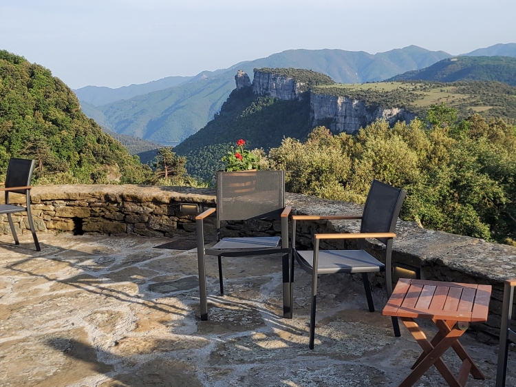 Masia Santa Llúcia schönes Hotel Spanien Secretplaces Terrasse