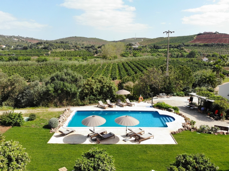 Blick auf Pool and Garten von Quinta da Luz - A Luxury Boutique B&B in der Algarve Secretplaces
