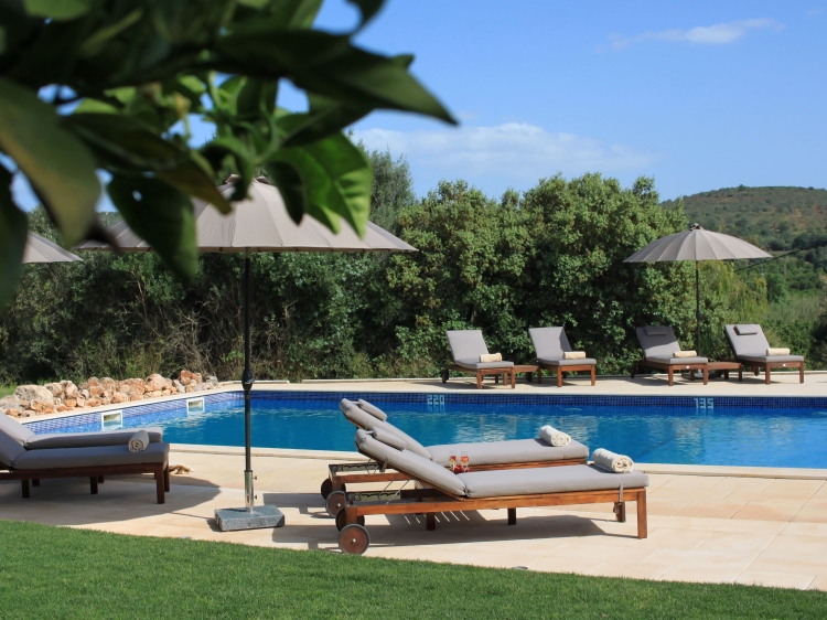 Poolbereich der Quinta da Luz - A Luxury Boutique B&B in der Algarve Secretplaces