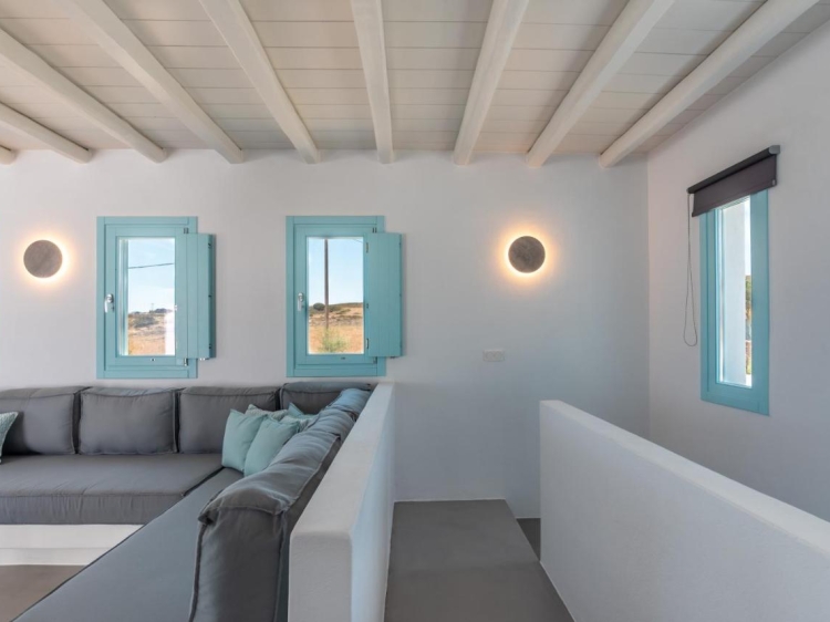 Schönes Wohnzimmer in der Villa des blauen Harfenisten Koufonisia Hotel