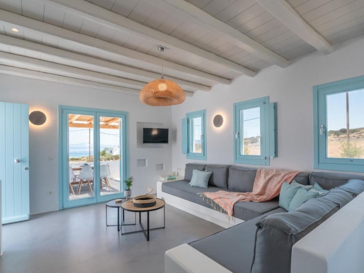 schönes Wohnzimmer in der Villa des blauen Harfenisten Koufonisia 