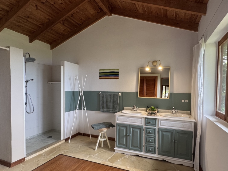 Bellamare Self-Catering, Teneriffa Erleben Sie unvergessliche Tage in der wunderschönen Villa Bellamare auf Teneriffa. Die Unterkunft bietet zwei stilvoll eingerichtete Schlafzimmer, eine voll ausgestattete Küche und großzügige Außenbereiche zum Entspannen. Ideal für einen erholsamen Urlaub in traumhafter Umgebung.