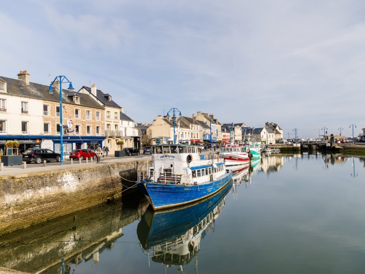 Appartement de charme avec vue mer au cœur du vieux port de Port-en-Bessin, en Normandie.