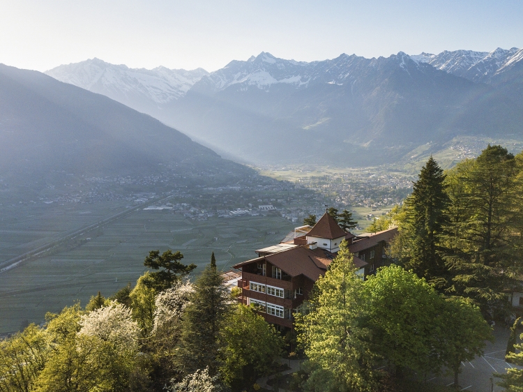 Auf einem privaten Hügel hoch über Meran