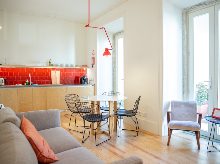 Wohnzimmer und ausgestattete Küche einer 2-Zimmer-Ferienwohnung mit privater Terrasse