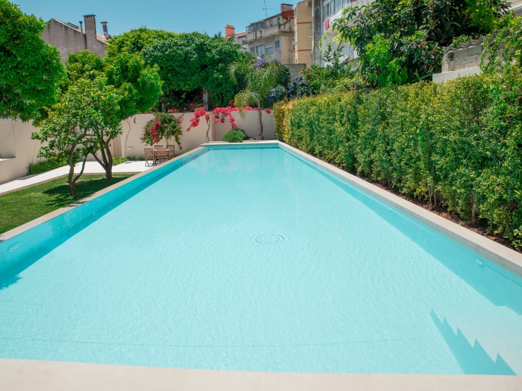 Nehmen Sie ein erfrischendes Bad in unserem 16 Meter langen Schwimmbad