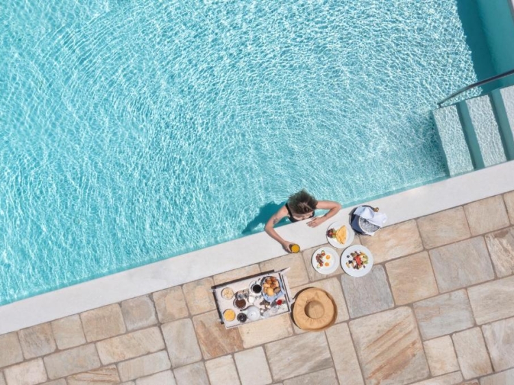 Anema Boutique Hotel in Griechenland Frühstück im Pool santorini