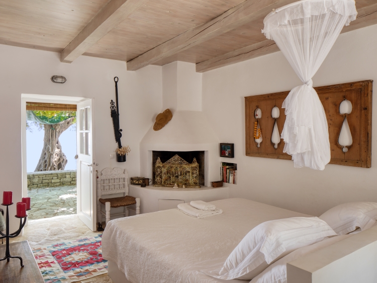 Schlafzimmer 1 Zoe Paxos Holiday Home: Ferienhäuser, charmante und luxuriöse Villen und Boutique-Unterkünfte mit Schwimmbad auf den Ionischen Inseln.