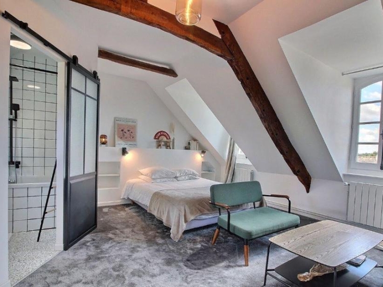 Schlafzimmer mit Bad, artefact lamballe Frankreich, secretplaces