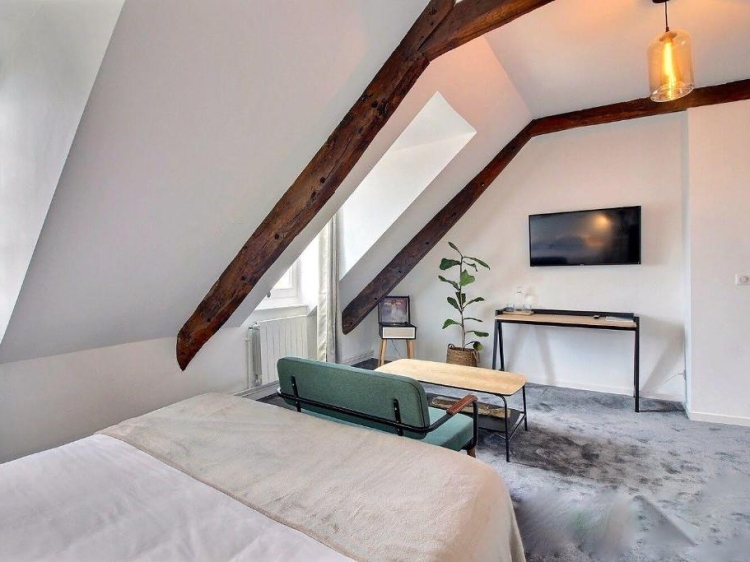 Schlafzimmer mit Fernseher, artefact lamballe Frankreich, secretplaces