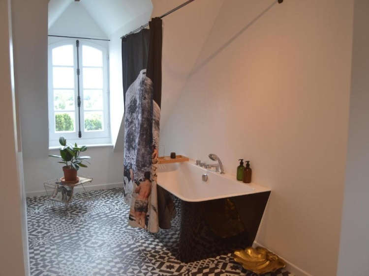 Bad mit Badewanne, artefact lamballe Frankreich, secretplaces