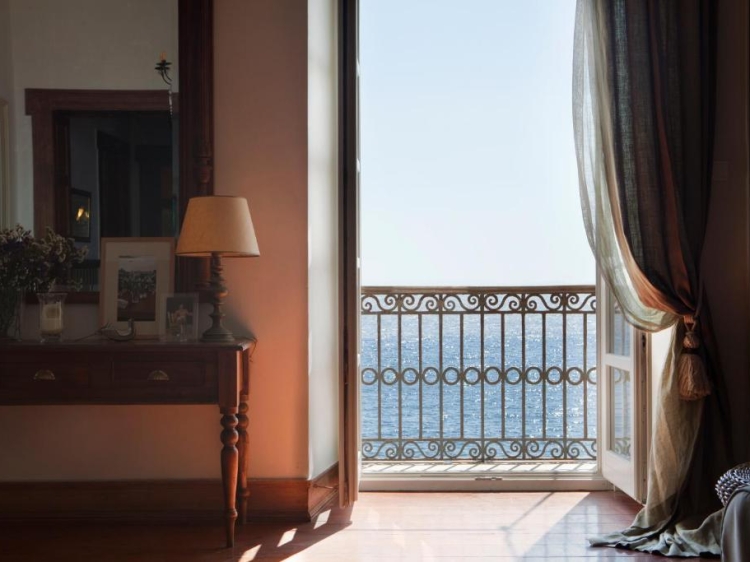Xenon Apollonos Hotel mit Meerblick in Ermoupoli und mit Asteria Beach