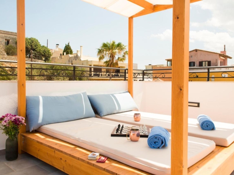 Sonnenbänke auf der Dachterrasse des Boutique-Hotels Port 7 in Agios Nikolaios