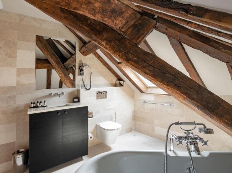 Badezimmer im historischen Luxushotel Le Presbytère in Paris