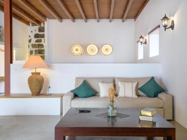 Gemütliches Wohnzimmer in den Ökoferienhäuser Finca de la Geria auf Lanzarote