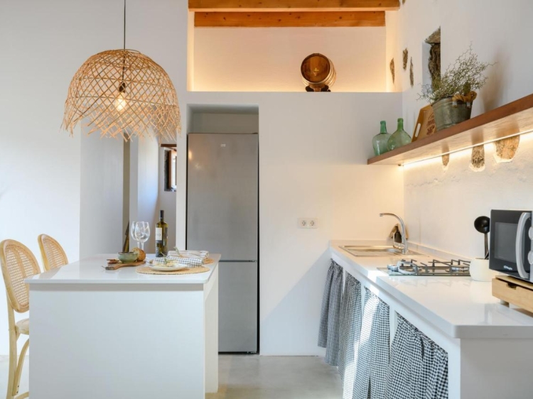 Moderne Küche in ökologischen Ferienhäusern in der Finca de la Geria auf Lanzarote