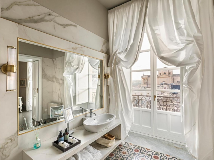 Luxuriöses Badezimmer mit Panoramablick in Seven Rooms Villadorata in Noto