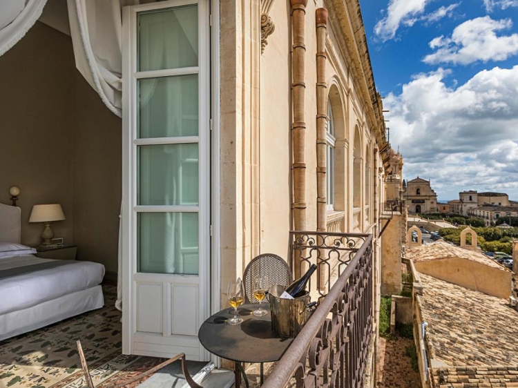 Balkon mit Panoramablick in Seven Rooms Villadorata in Noto