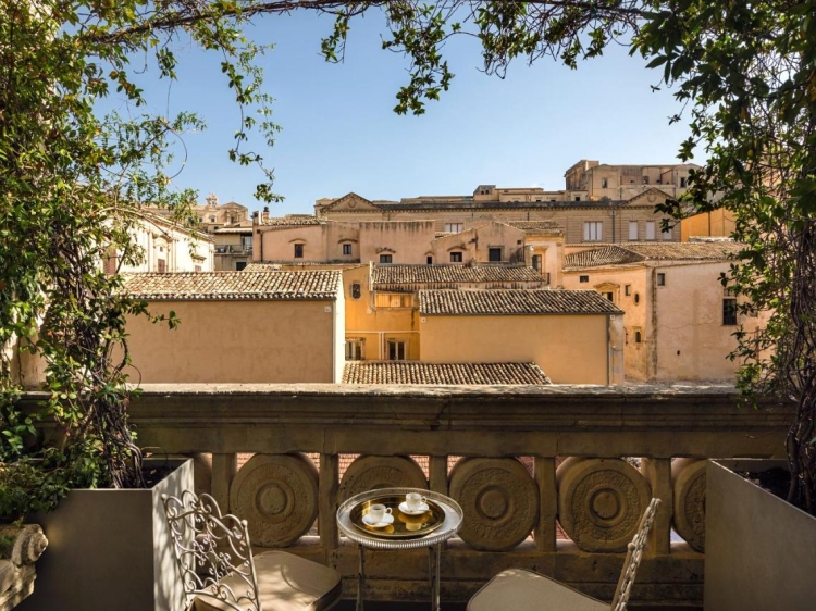 Balkon mit Panoramablick auf die Dächer in Seven Rooms Villadorata in Noto