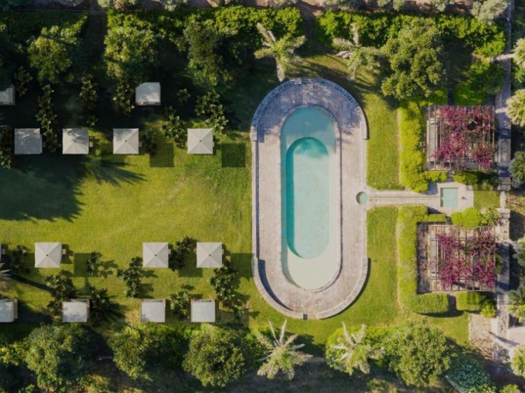 Außenschwimmbad und Garten des exklusiven Vestige Son Vell. Insel Menorca.      