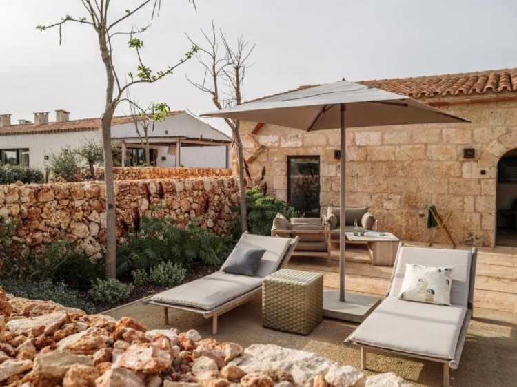 Bequeme Sonnenliegen im exklusiven und luxuriösen Vestige Son Vell auf Menorca, Balearische Inseln.     